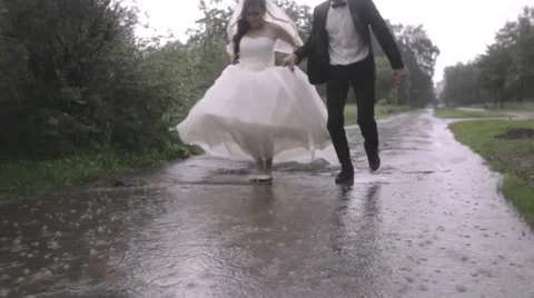 Wedding in the rain Stock Footage 32476104