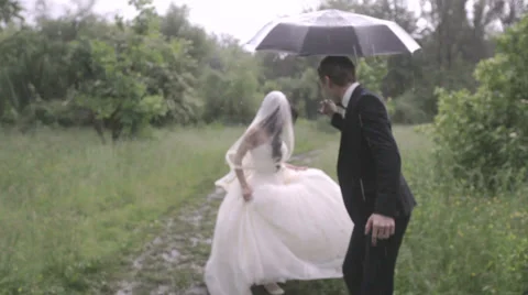 Wedding in the rain Stock Footage 32476421
