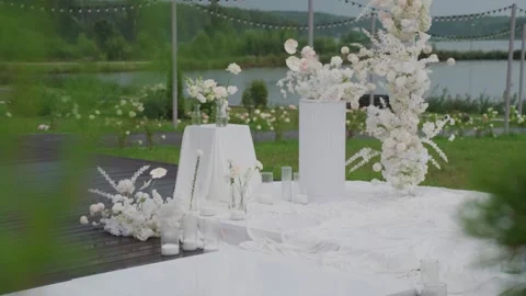 Wedding reception decor, fresh flower arrangements, a new design solution. Its Stock-Footage 329094588