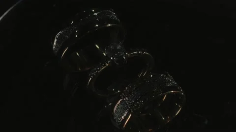 Wedding Ring and Diamond Engagement Ring Vidéo 184728525