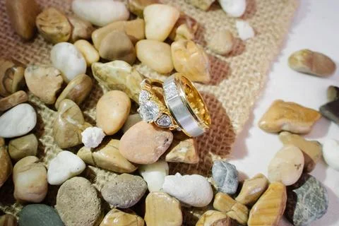 Wedding ring on the background of pebbles and stones. Foto stock