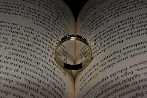 Wedding ring on book Stock-Fotos