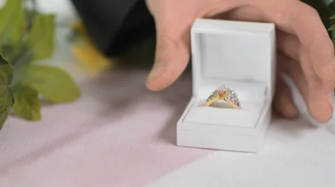 Wedding ring box, taken Vidéo 33516854
