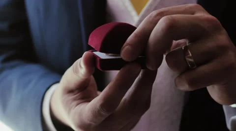 Wedding Ring in a Box . Wedding Day. Vídeo Stock 52490378