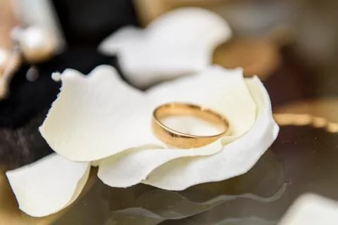 Wedding ring with bridal hand Foto stock
