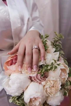 Wedding ring with bride hand Foto stock