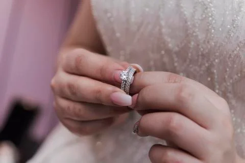 Wedding ring with bride hand Foto stock