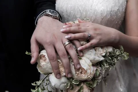 Wedding ring with bride hand Foto stock