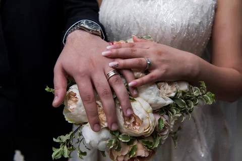 Wedding ring with bride hand Foto stock
