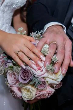 Wedding ring with bride hand Foto stock
