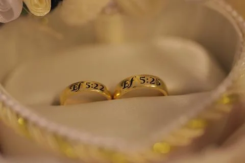 Wedding Ring Engraved in Box Stock-Fotos