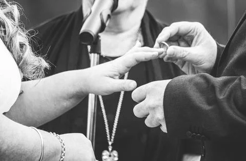 Wedding ring exchange ceremony close up hands Foto stock