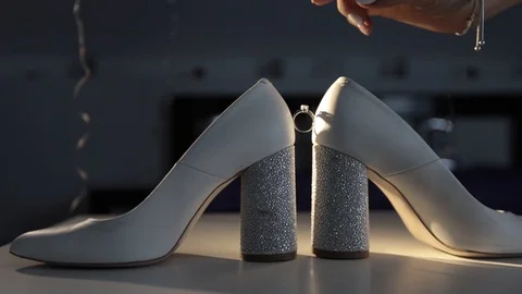 Wedding ring placed between bridal shoes. Spray for perfume. The bride's hand Vídeo Stock 128915010