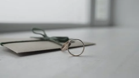 The wedding ring is rolling on the table Vidéo 306148121