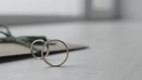 The wedding ring on the table rolls slowly 库存影片 306148128
