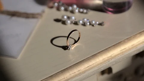 Wedding rings and perfumes on the table before the wedding day Stockbeeldmateriaal 127570689