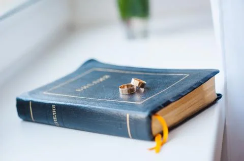 Wedding rings on bible Stock Photos