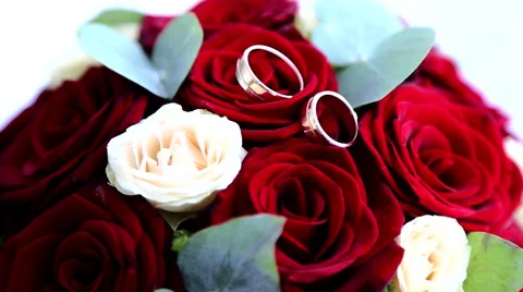 Wedding rings on the bouquet. Stock Footage 41954571