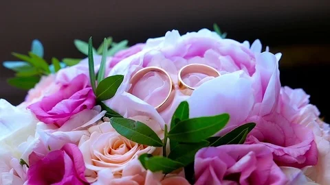 Wedding rings on bouquet Stock Footage