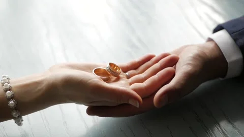 Wedding rings on the bride's hand. Video stock 89423185