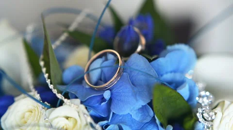 Wedding rings close-up Видео 60124300