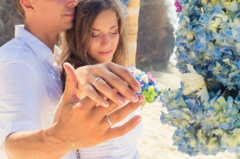 Wedding rings on couple's hands Foto stock