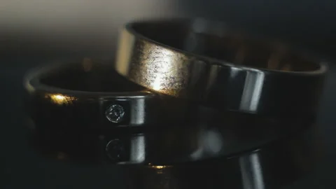Wedding rings on dark background Vídeo Stock 87477668