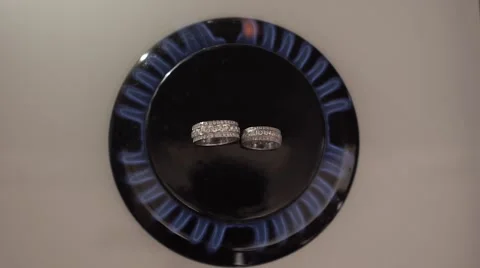 Wedding rings in the fire Video stock 67224760