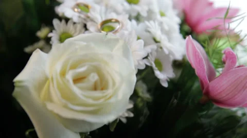 A wedding rings on the flowers Video stock 32860147