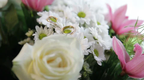 A wedding rings on the flowers Stock-Footage 32860159