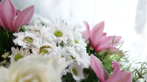 A wedding rings on the flowers Video stock 32860167