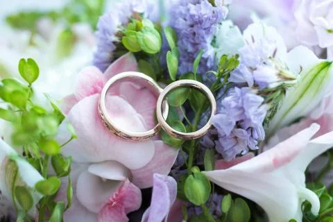 Wedding rings on flowers 库存照片