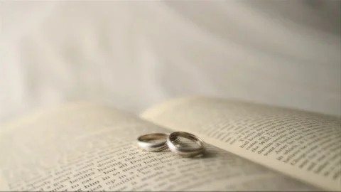 Wedding rings Stock-Footage 159883087