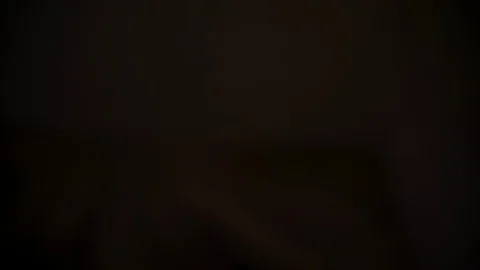 Wedding rings in front of candles. Vídeo Stock 106896873