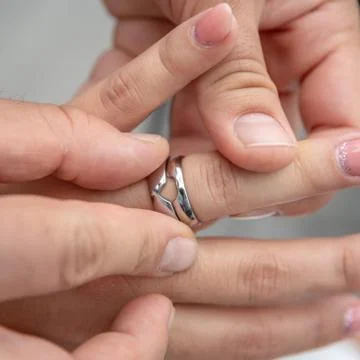 Wedding rings on hands of a newlywed at wedding day. The shape of the heart Stock-Fotos