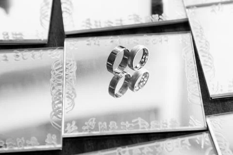 Wedding rings on a mirror surface Foto stock