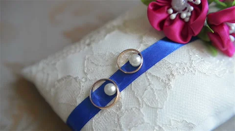 Wedding rings on the pillow Video stock 60120868