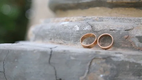 Wedding rings stand on a concrete surface Stockbeeldmateriaal 123836385