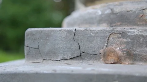 Wedding rings stand on a concrete surface Stockbeeldmateriaal 123836460
