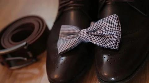 Wedding rings stand on shoes Stockbeeldmateriaal 142883000