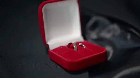Wedding rings on the table Видео 59975550