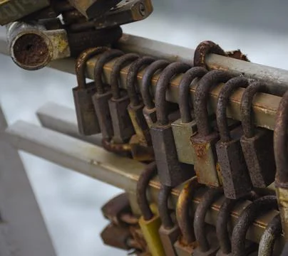 Wedding set of locks, different types. Set of rusty locks on the bridge 库存照片