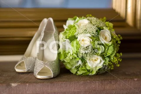 Wedding shoes and flowers bouquet Stock Photos