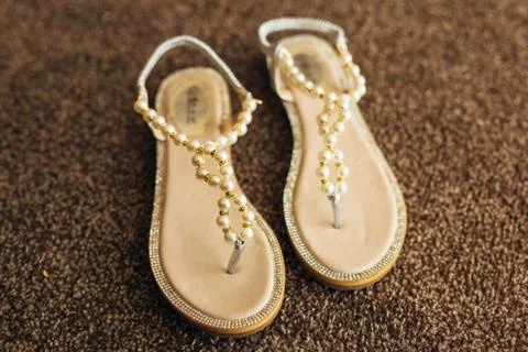 Wedding shoes on the pool background Foto stock