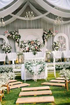 A wedding solemnization table adorned with exquisite floral decorations, ra.. Foto stock