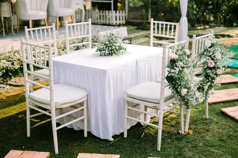 A wedding solemnization table adorned with exquisite floral decorations, ra.. Stock-Fotos