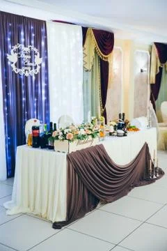 Wedding table for the bride and groom decorated with cloth and flowers Stockfoto's