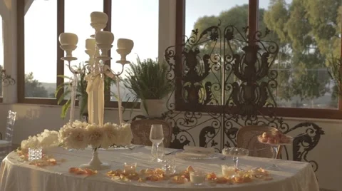 Wedding table with candles dolly shot Video stock 43111586