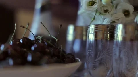 The wedding table. Champagne, cherries and white flowers. Vídeos de archivo 68657077