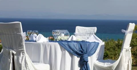 Wedding table on coast Stockfoto's